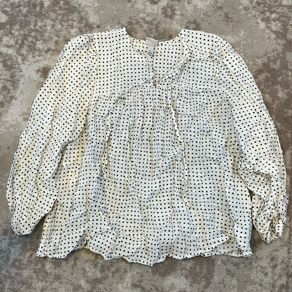 White 3/4 sleeve shirt with black polkadots